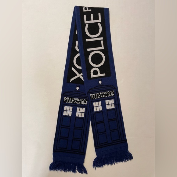 Doctor Who Blue TARDIS Police Box Winter Scarf - Picture 2 of 6